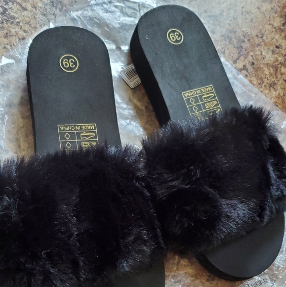 NEW! Fluffy Sandals - Picture 3 of 7